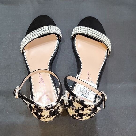 BRAND NEW BETSY JOHNSON LOW BLOCK-HEEL SANDAL - Picture 4 of 14